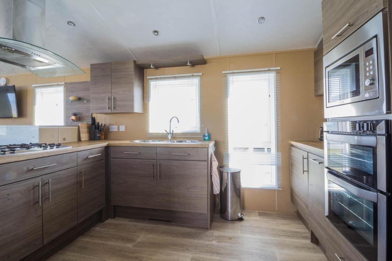 Stunning 6 Berth Lodge With Sea Views For Hire At Skipsea Sands Ref 41136Nf Barmston Exterior photo