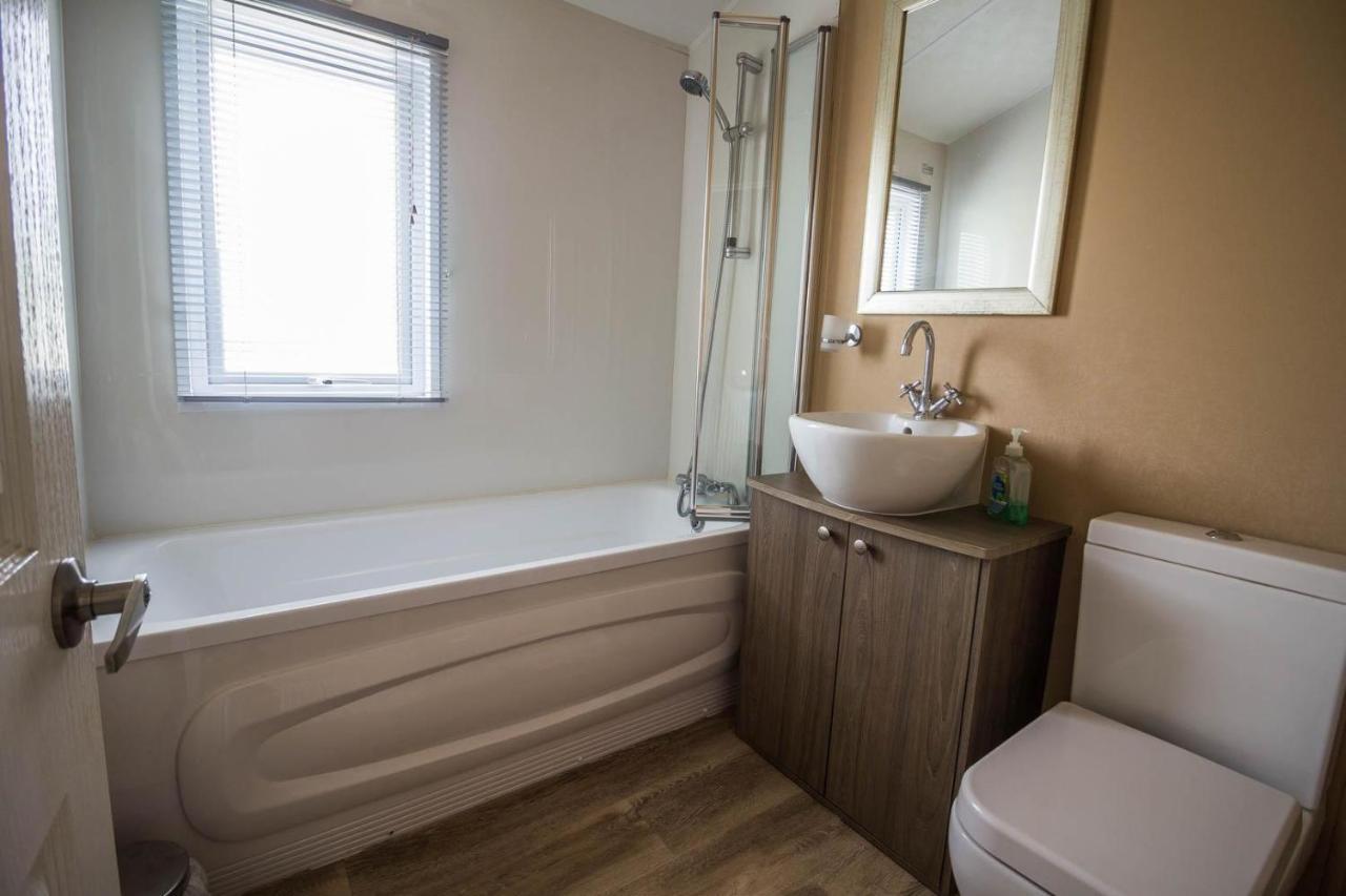 Stunning 6 Berth Lodge With Sea Views For Hire At Skipsea Sands Ref 41136Nf Barmston Exterior photo